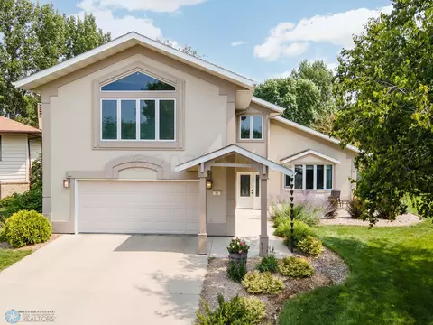 11 Prairiewood Dr S, Fargo, ND 58103