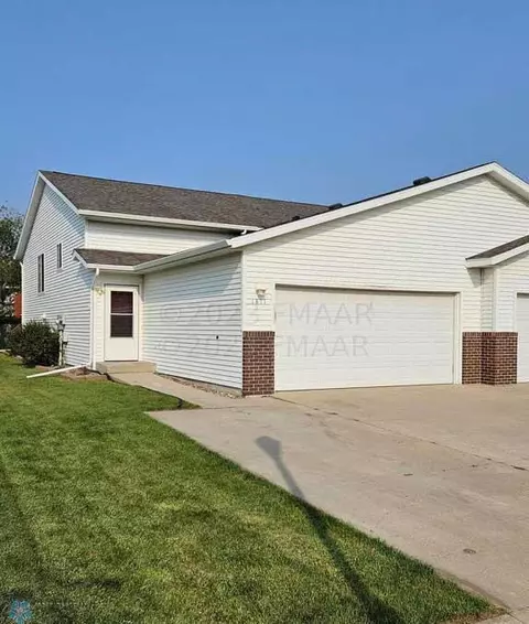 1811 49 St S, Fargo, ND 58103
