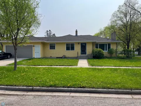 1718 13th St S, Moorhead, MN 56560