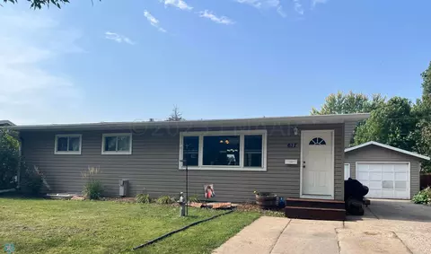 617 Cedar Ln, Moorhead, MN 56560