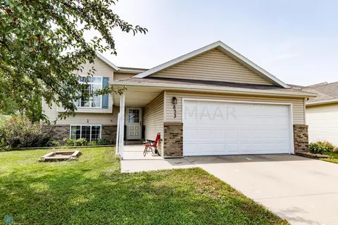 833 50 St S, Fargo, ND 58103