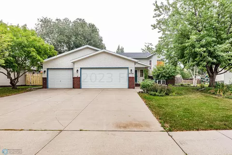 3724 22 St S, Fargo, ND 58104
