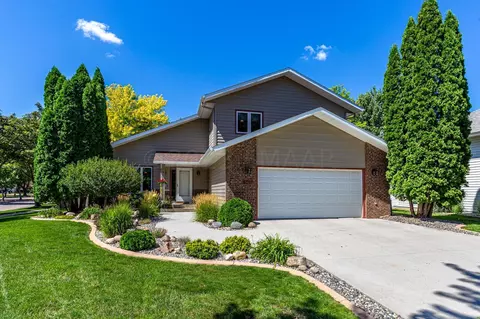3423 22 St S, Fargo, ND 58104