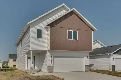 6825 Thomas St, Horace, ND 58047
