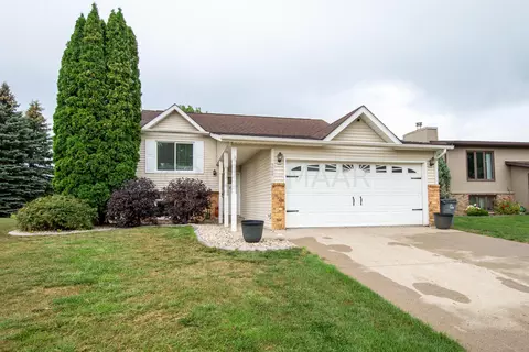 2826 Village Green Dr, Moorhead, MN 56560