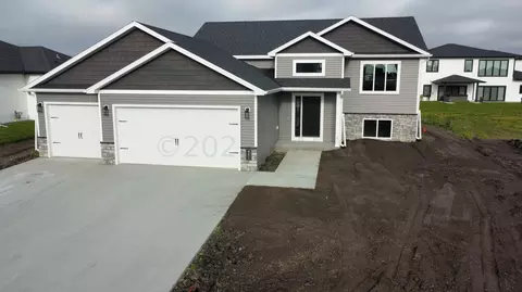 4211 Pine Pkwy S, Fargo, ND 58104
