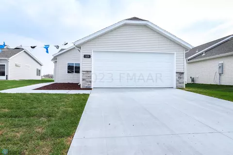 529 Westview Ln E, West Fargo, ND 58078