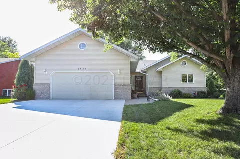 2827 30 St S, Moorhead, MN 56560