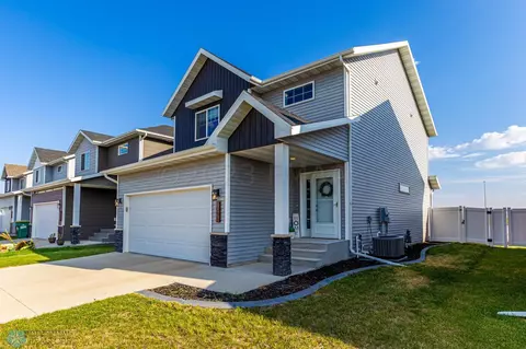 1098 Highland Ln W, West Fargo, ND 58078