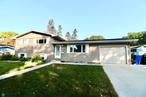 2810 Edgewood Dr N, Fargo, ND 58102