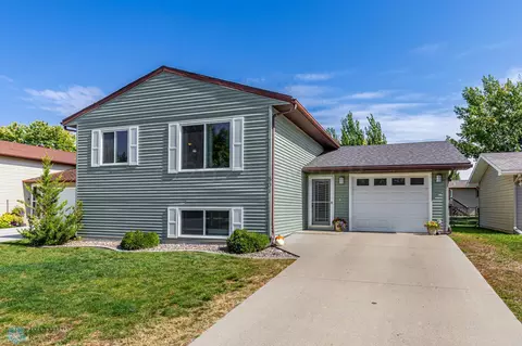 601 21st St E, West Fargo, ND 58078