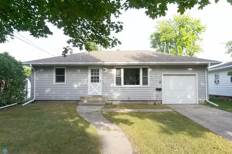 912 18th St N, Moorhead, MN 56560