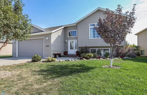 1046 39th St S, Moorhead, MN 56560