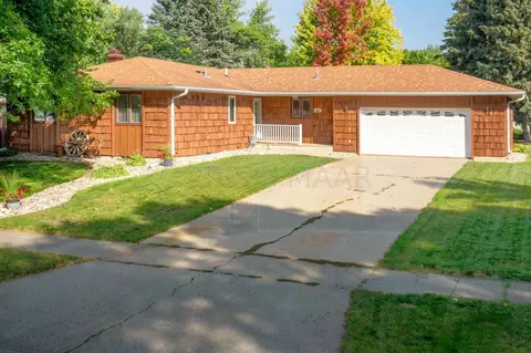 94 Meadowlark Ln N, Fargo, ND 58102