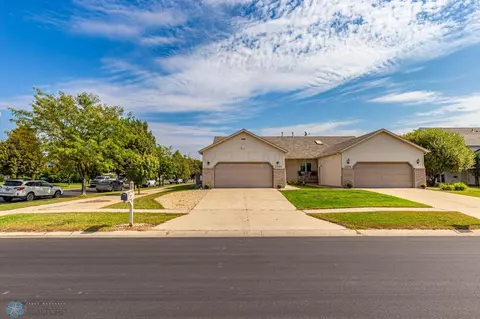 2804 Wheatland Dr S, Fargo, ND 58103