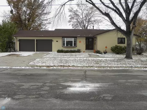 319 3rd St N, Wahpeton, ND 58075
