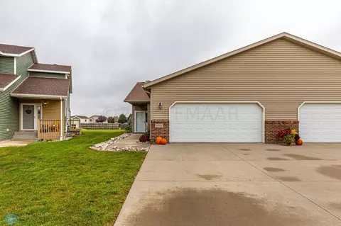 990 33rd St S, Moorhead, MN 56560