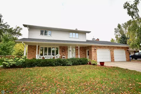 3302 Elm St N, Fargo, ND 58102