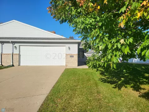 670 Appletree Ln, Moorhead, MN 56560
