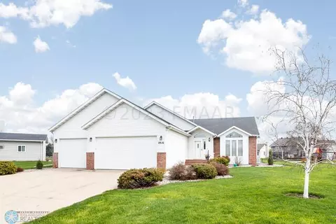 2816 Parkview Cir S, Fargo, ND 58103
