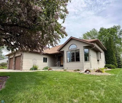 1462 15th St N, Wahpeton, ND 58075