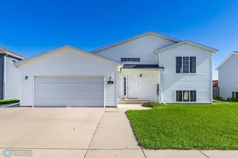 4501 Newport Ln, West Fargo, ND 58078