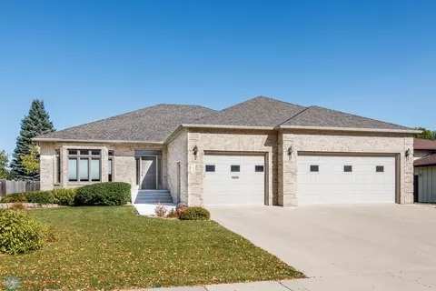100 Prairiewood Dr S, Fargo, ND 58103