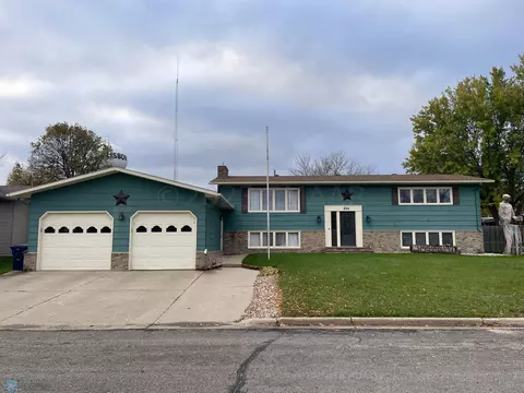 806 Maple St, Lisbon, ND 58054