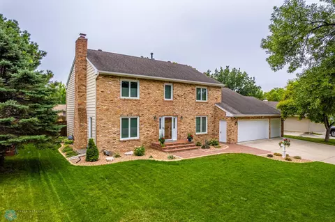 101 Meadowlark Ln N, Fargo, ND 58102