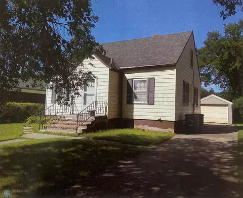 1013 4th St S, Moorhead, MN 56560