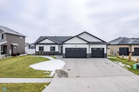 7454 Eagle Pointe Dr S, Fargo, ND 58104