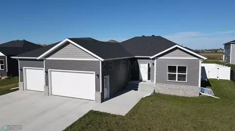 3065 Prairie Farms Cir S, Fargo, ND 58104
