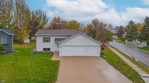 5403 20 St S, Fargo, ND 58104