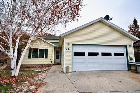 716 50th St S, Fargo, ND 58103