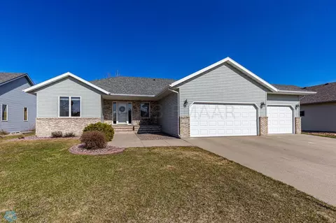 1541 Cambridge Dr, West Fargo, ND 58078
