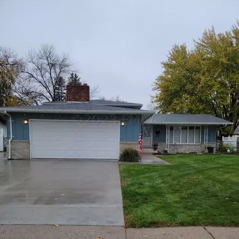 2432 E Country Club Dr S, Fargo, ND 58103