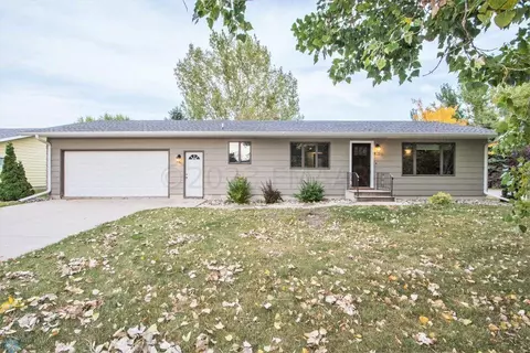 410 4th St SE, Hillsboro, ND 58045