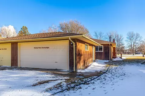 2328 Country Club Pkwy, Moorhead, MN 56560