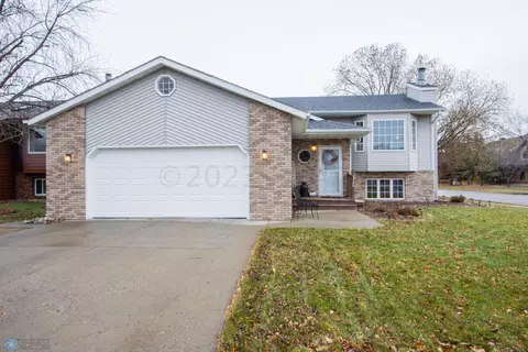 2920 Bay Dr S, Fargo, ND 58103