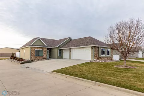 643 Westview Ln E, West Fargo, ND 58078