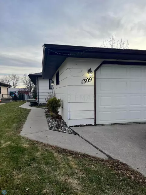 1309 34th Ave S, Moorhead, MN 56560