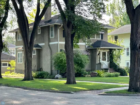 1202 7 St S, Fargo, ND 58103