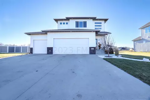 7748 Firefly Ln, Horace, ND 58047