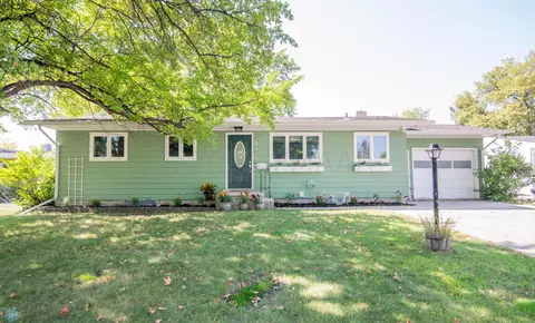 2115 10th St S, Fargo, ND 58103