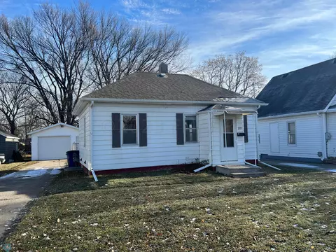 210 13th St N, Moorhead, MN 56560