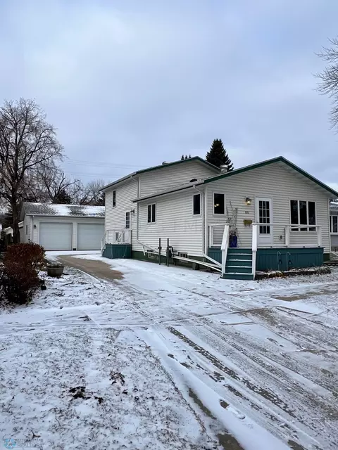 818 S 18th St, Grand Forks, ND 58201
