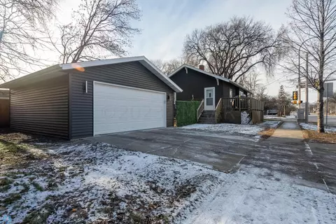 1302 10 St S, Fargo, ND 58103 photo 2