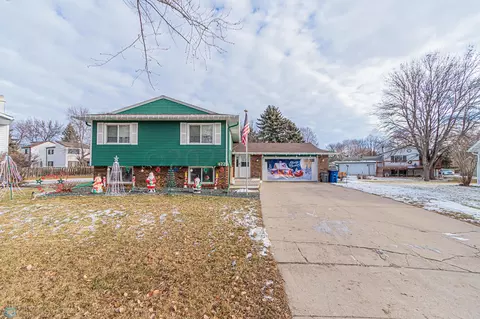 422 Birch Ln, Moorhead, MN 56560