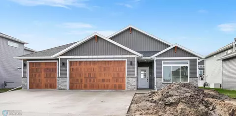 407 Hampton Dr W, Moorhead, MN 56560