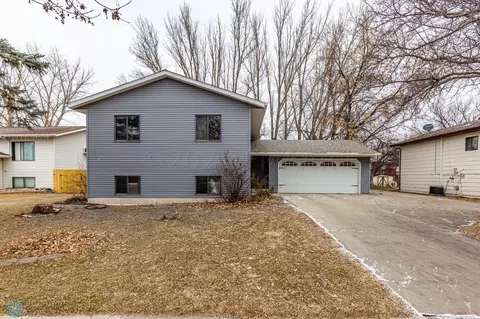 2009 30 Ave S, Fargo, ND 58103